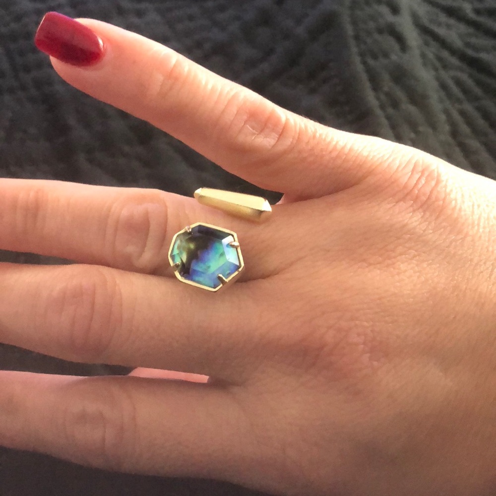 Kendra Scott Abalone Shell Theodore ring. Gold. Adjustable